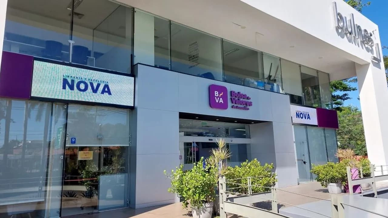 Fachada de la sede de la Bolsa de Valores de Asunción con carteles institucionales y macetas en el acceso.
