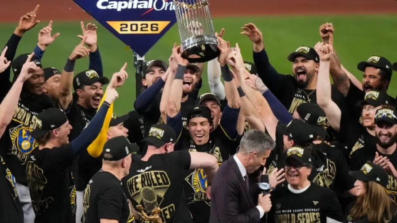 Jugadores de béisbol con camisetas oscuras levantan el trofeo de campeones de la Serie Mundial en medio de festejos.