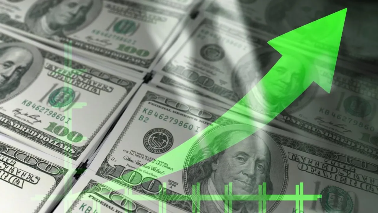 Billetes de cien dólares estadounidenses dispuestos en filas bajo un gráfico con una flecha verde en ascenso.