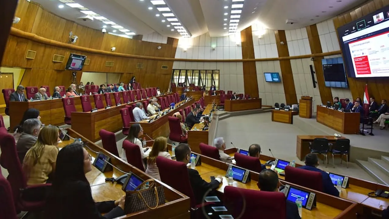 Autoridades y legisladores en bancas de madera durante una audiencia presupuestaria en el Congreso Nacional.
