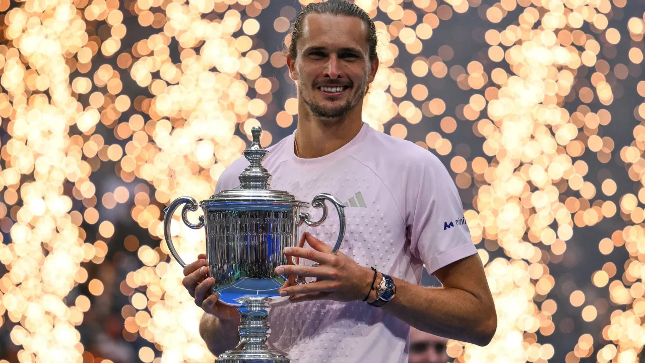Alexander Zverev sonríe sosteniendo el trofeo plateado del US Open frente a fuegos artificiales de fondo