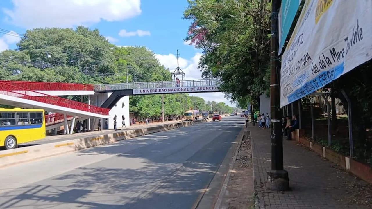 Pasarela peatonal sobre la Ruta PY02 frente a la entrada del campus universitario en San Lorenzo.