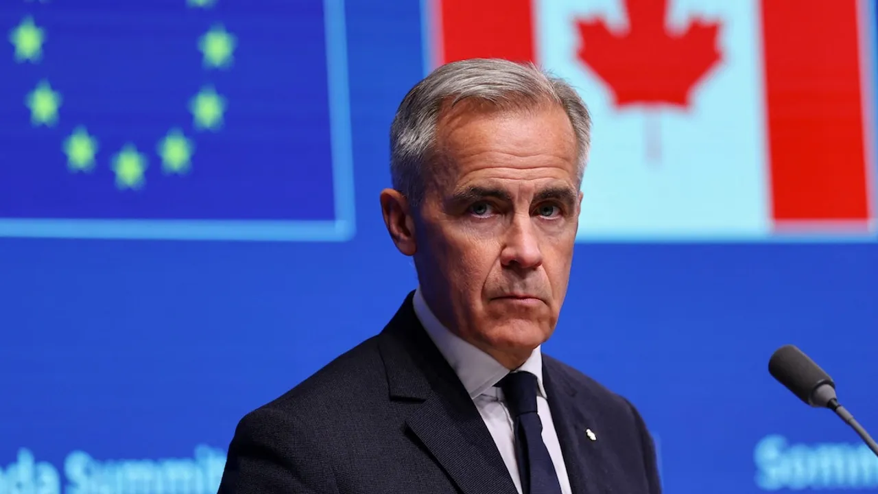 Primer ministro canadiense Mark Carney viste traje oscuro y corbata ante banderas de Canadá y la Unión Europea.