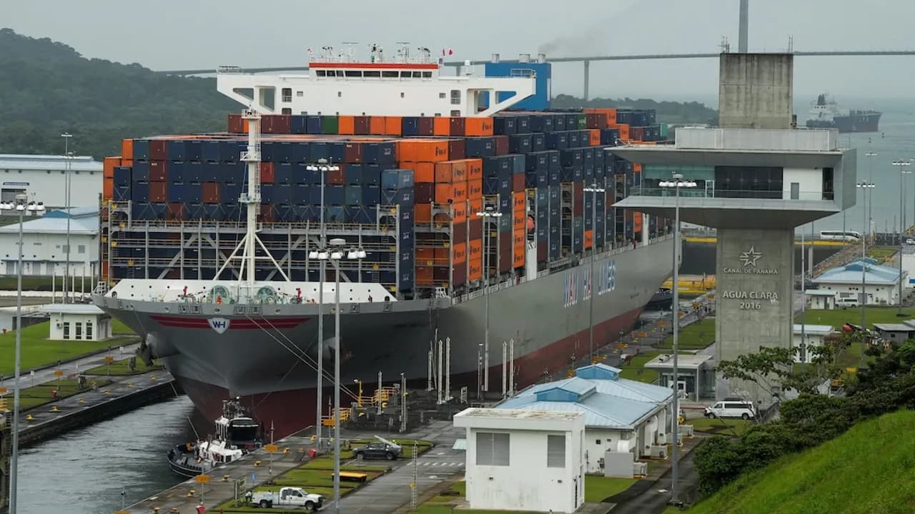 Buque portacontenedores transitando por las esclusas de Agua Clara frente a la torre de control en el Canal de Panamá.