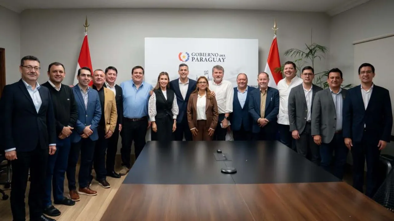 Santiago Peña posa de pie junto a gobernadores departamentales en una sala de reuniones oficial.