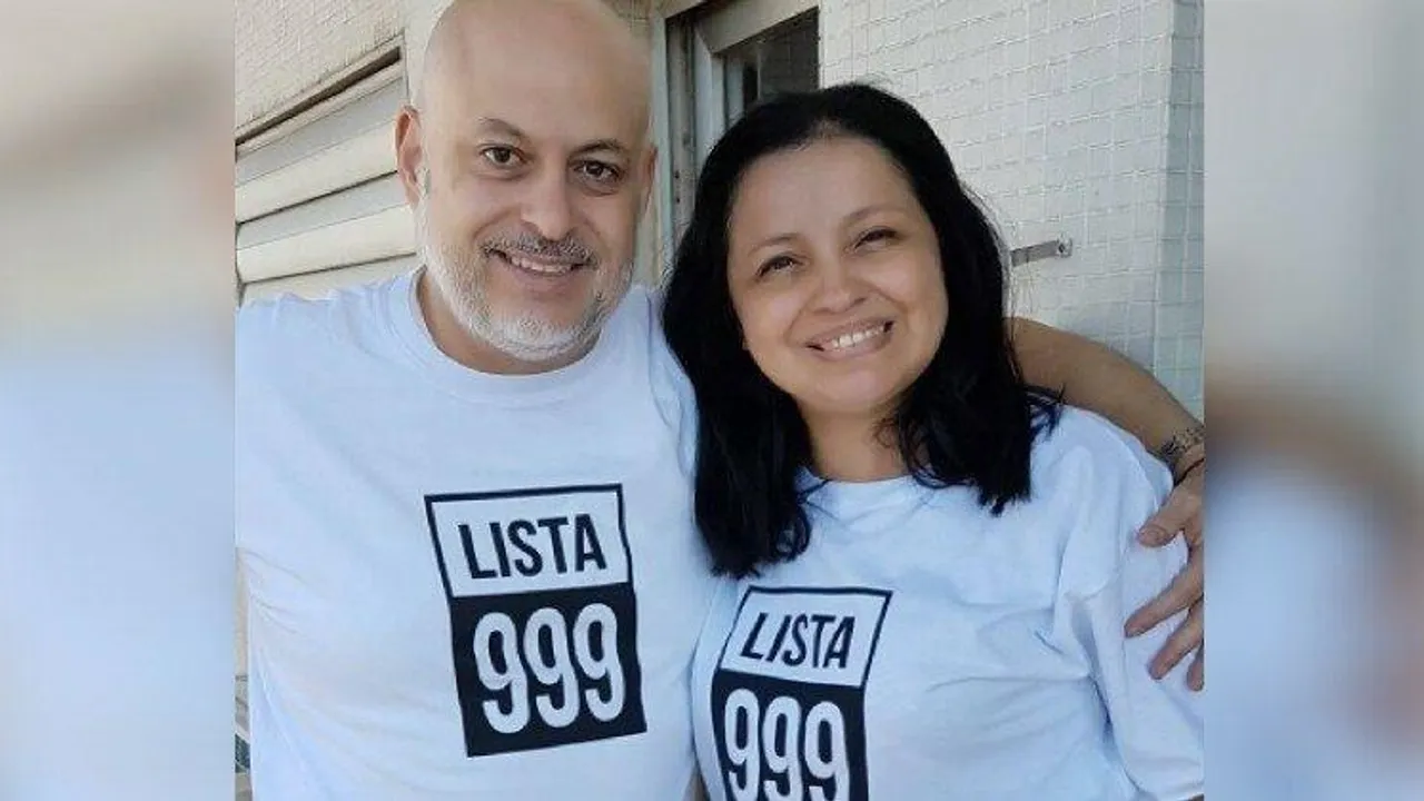 Paraguayo Cubas y Yolanda Paredes sonríen abrazados con remeras blancas impresas con la inscripción Lista 999.