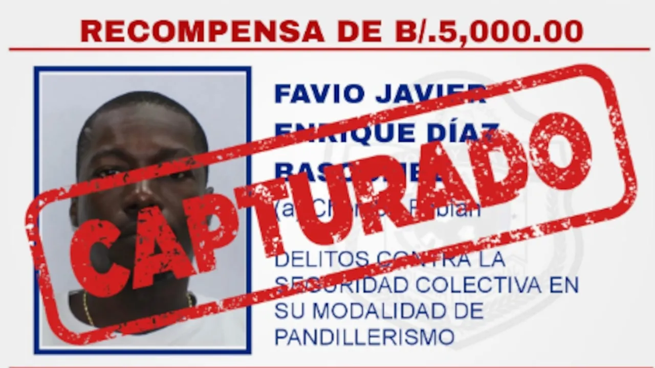 Cartel de recompensa policial con el rostro de un hombre buscado y un sello rojo encima con la palabra capturado