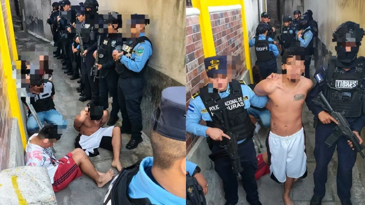 Agentes policiales de Honduras custodian a varios hombres reducidos y detenidos en un pasillo estrecho durante un operativo.