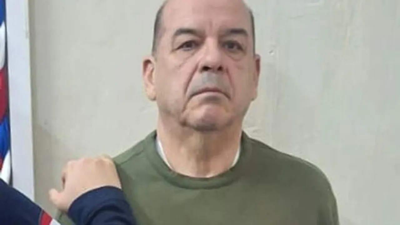 Retrato de Miguel Ángel Robles mirando fijamente a la cámara, vistiendo una remera verde militar.