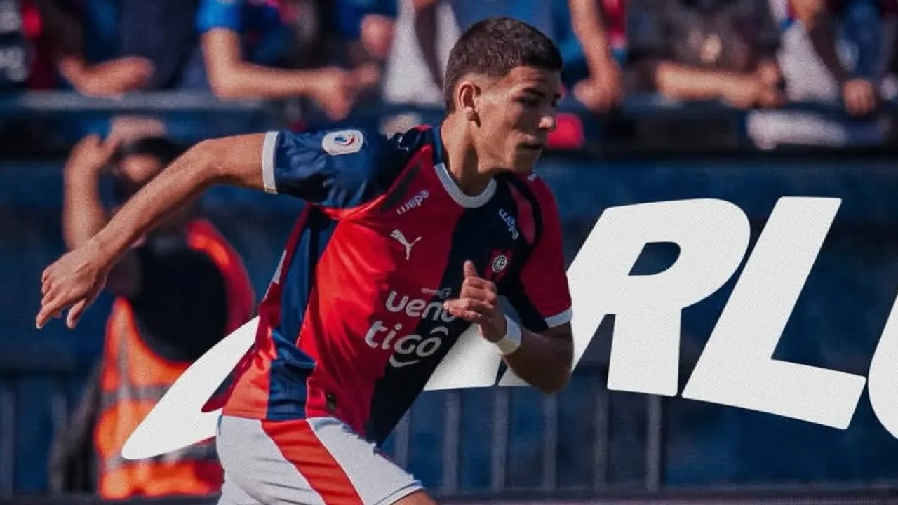 Un futbolista vistiendo la camiseta azulgrana de Cerro Porteño corre enfocado sobre el césped de juego.