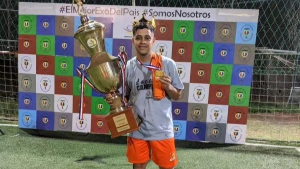 Rodolfo Núñez Scolari sonríe con corona y medalla mientras sostiene un trofeo tras un torneo deportivo en Asunción.