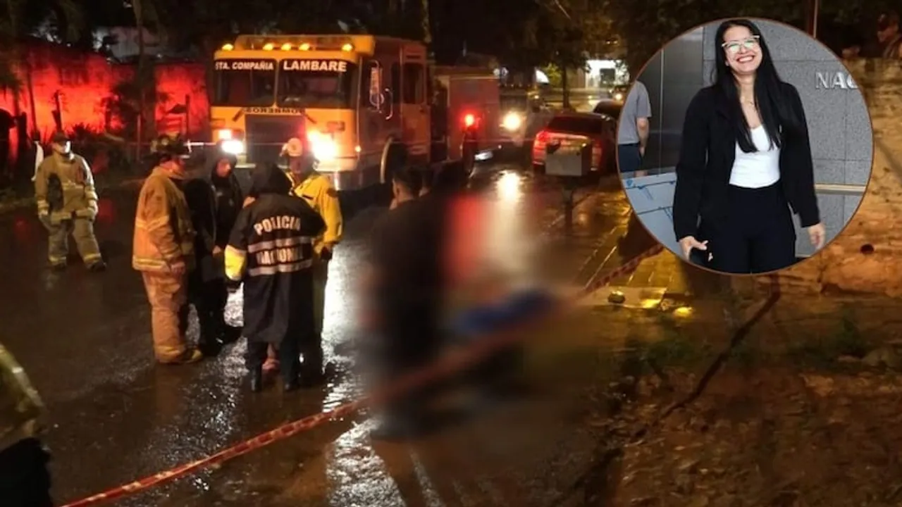 Bomberos y policías en una calle acordonada de noche junto a un retrato de una joven sonriente con lentes