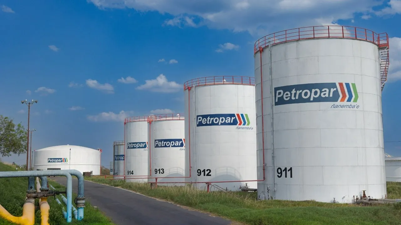 Tanques cilíndricos blancos de almacenamiento de combustible con el logotipo oficial de Petropar bajo el cielo.