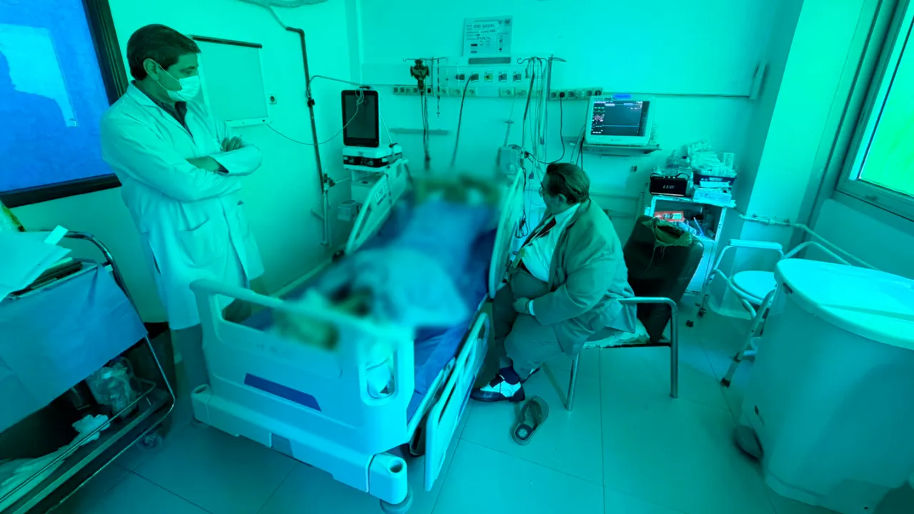 Médico y abogado acompañan a paciente en cama hospitalaria conectado a monitores de signos vitales.