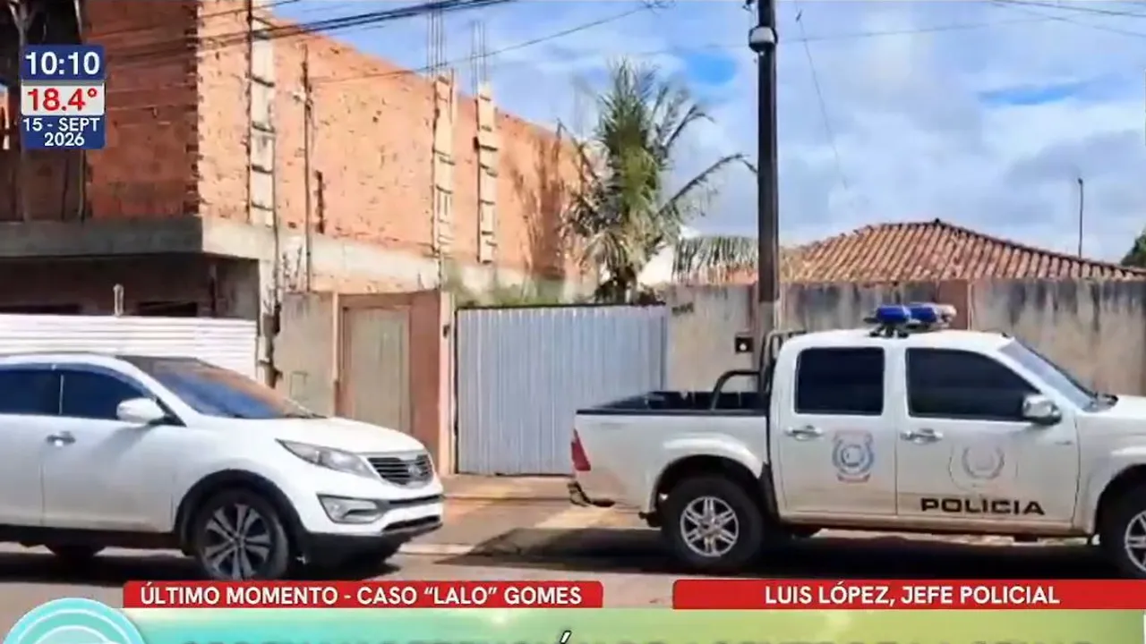 Patrullera policial frente a una vivienda durante un allanamiento junto a una camioneta blanca.