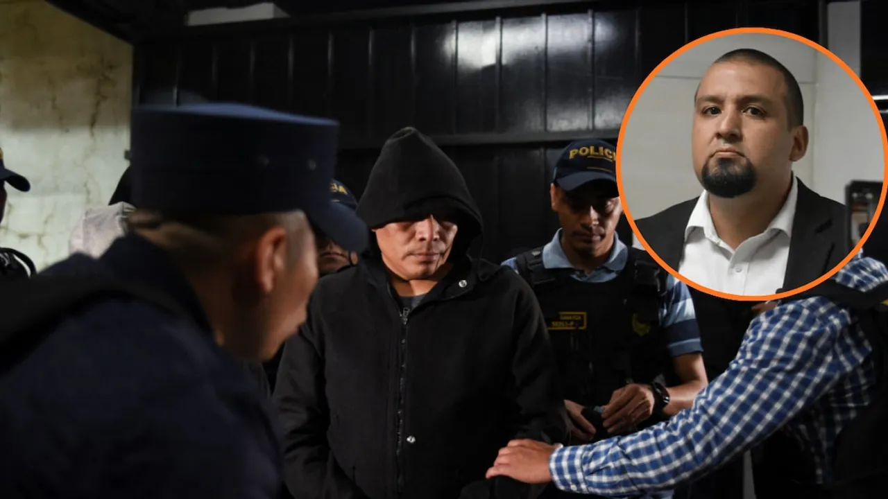 Agentes policiales custodian a un detenido con capucha negra, junto a un recuadro circular con el retrato de un hombre.