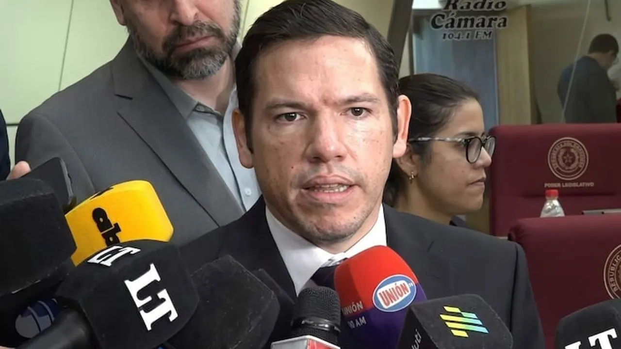 El diputado Alejandro Aguilera habla frente a micrófonos de prensa en la sede de la Cámara de Diputados en Asunción.