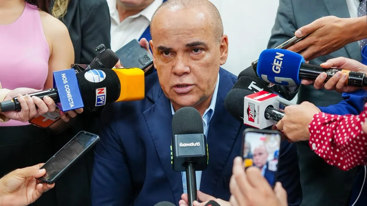 Basilio Núñez habla ante varios micrófonos de prensa durante una rueda de medios en el Congreso Nacional.