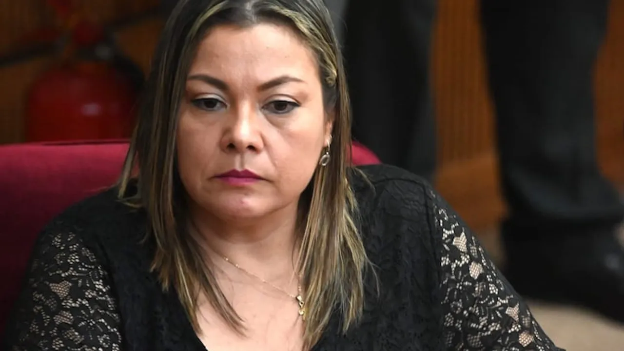 La senadora Zenaida Delgado sentada en su banca de la Cámara de Senadores con vestimenta de encaje negro.