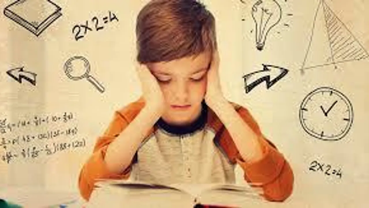 Niño sentado frente a un libro abierto tapándose los oídos con expresiones de frustración e ilustraciones de fondo.