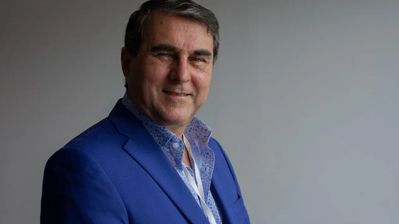 Federico Franco viste un saco azul y camisa estampada clara mientras sonríe mirando al frente.