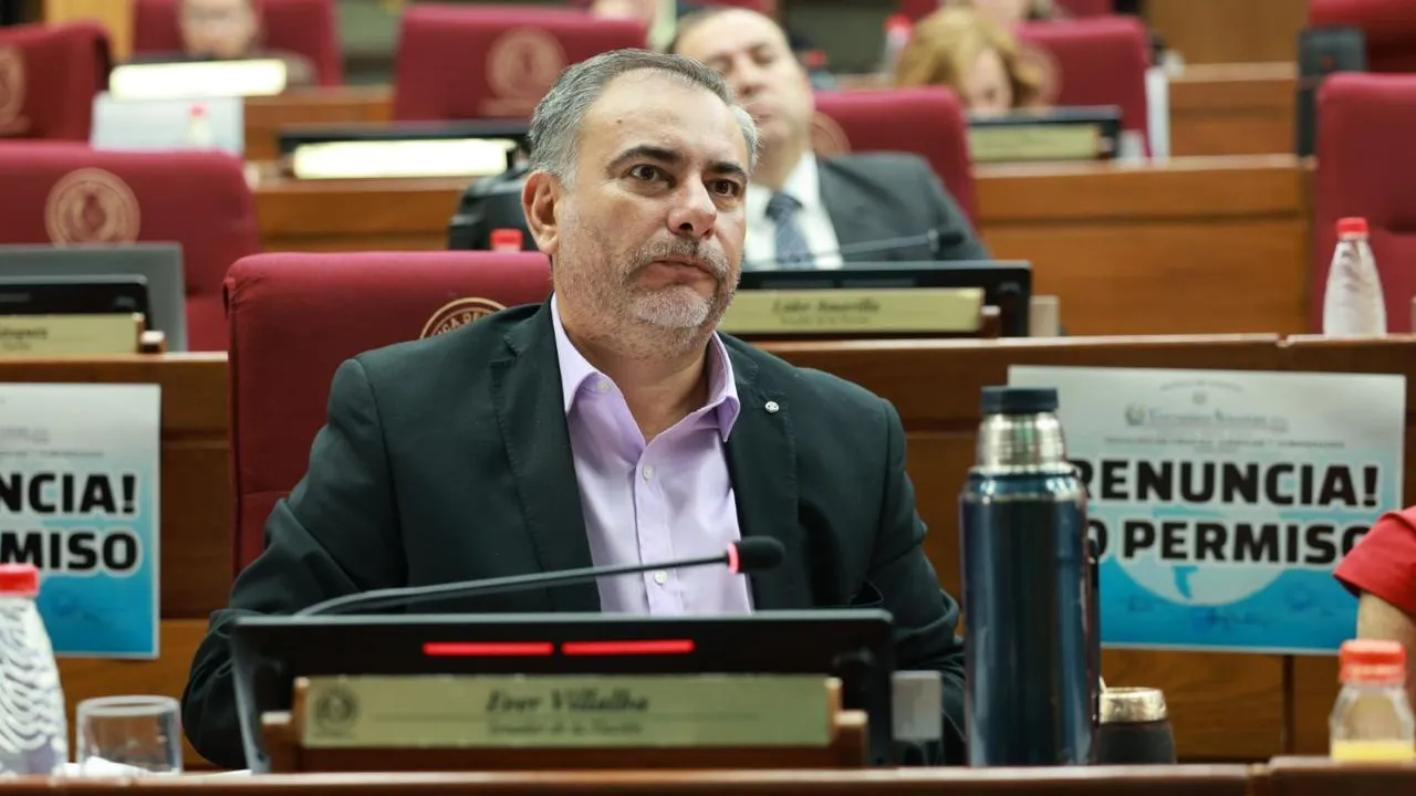 Senador Éver Villalba en su banca durante una sesión de la Cámara de Senadores de Paraguay.