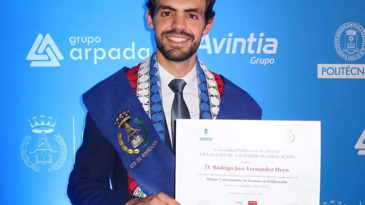 Rodrigo Fernández sonríe con una banda académica y sostiene su diploma universitario en Madrid.