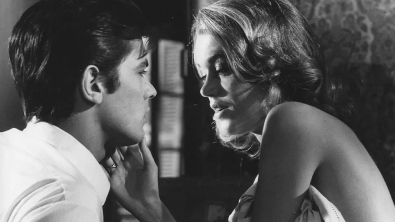 Alain Delon y Jane Fonda en una escena en blanco y negro mirándose de cerca con gesto dramático en Les Félins.
