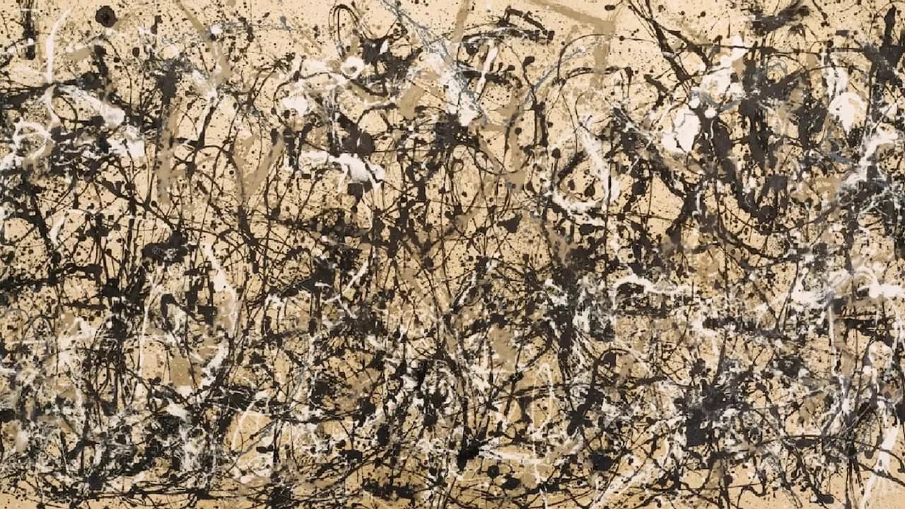 Lienzo de arte abstracto cubierto por densas salpicaduras entrelazadas de pintura negra, blanca y beige.