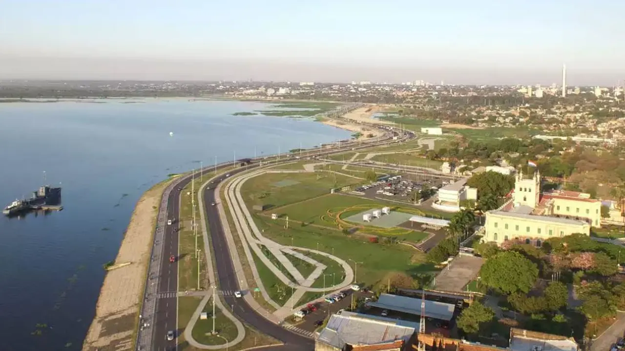 Vista aérea de la Costanera de Asunción junto a la bahía y el Palacio de López en un día despejado.