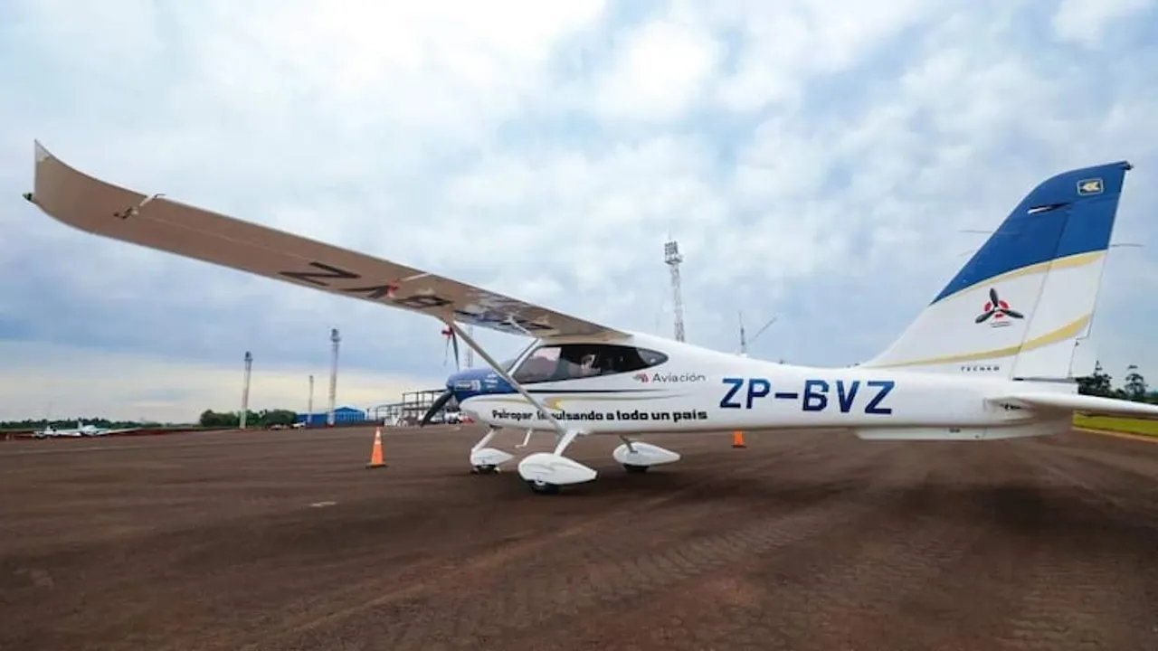 Avioneta blanca con matrícula ZP-BVZ y distintivos de Petropar estacionada en una pista de aterrizaje.