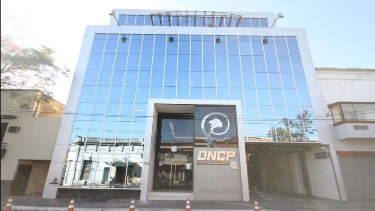 Fachada acristalada del edificio de la Dirección Nacional de Contrataciones Públicas en Asunción.
