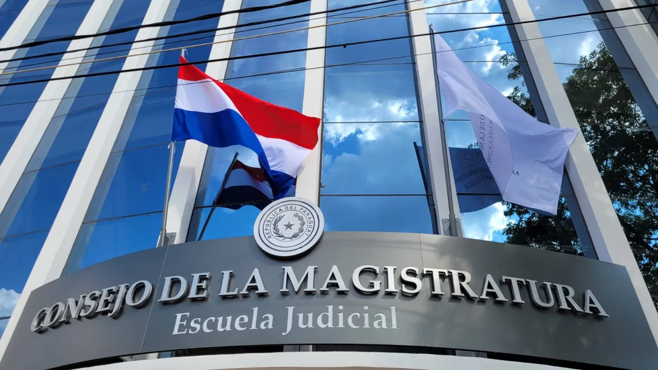 Fachada del edificio del Consejo de la Magistratura y la Escuela Judicial con banderas oficiales ondeando al frente.
