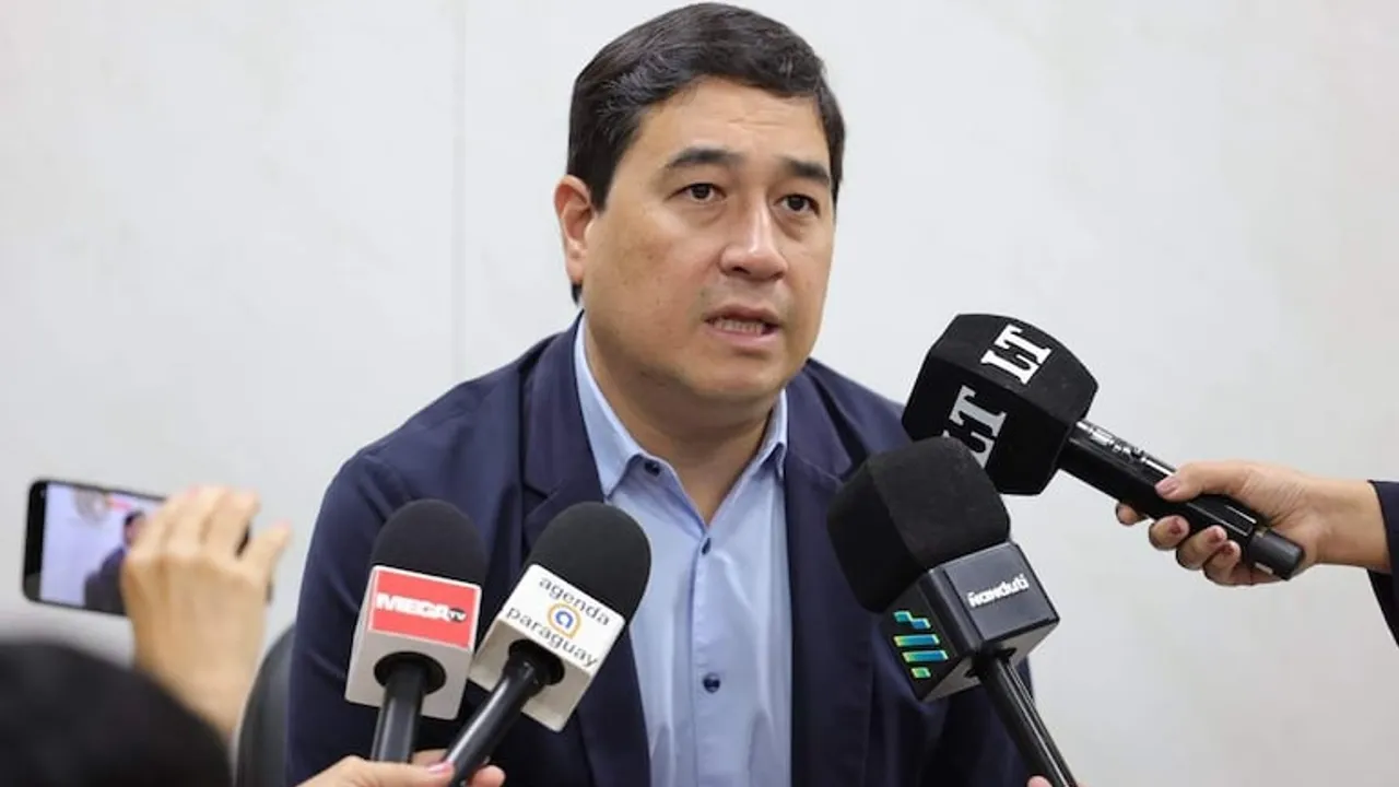Eduardo Nakayama habla ante varios micrófonos de prensa durante una rueda de medios en el Congreso.