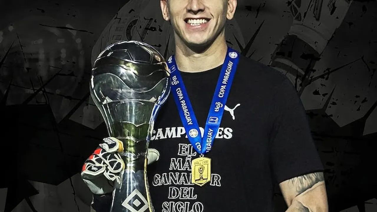 Futbolista sonríe sosteniendo el trofeo de la Copa Paraguay y luciendo una medalla de campeón.