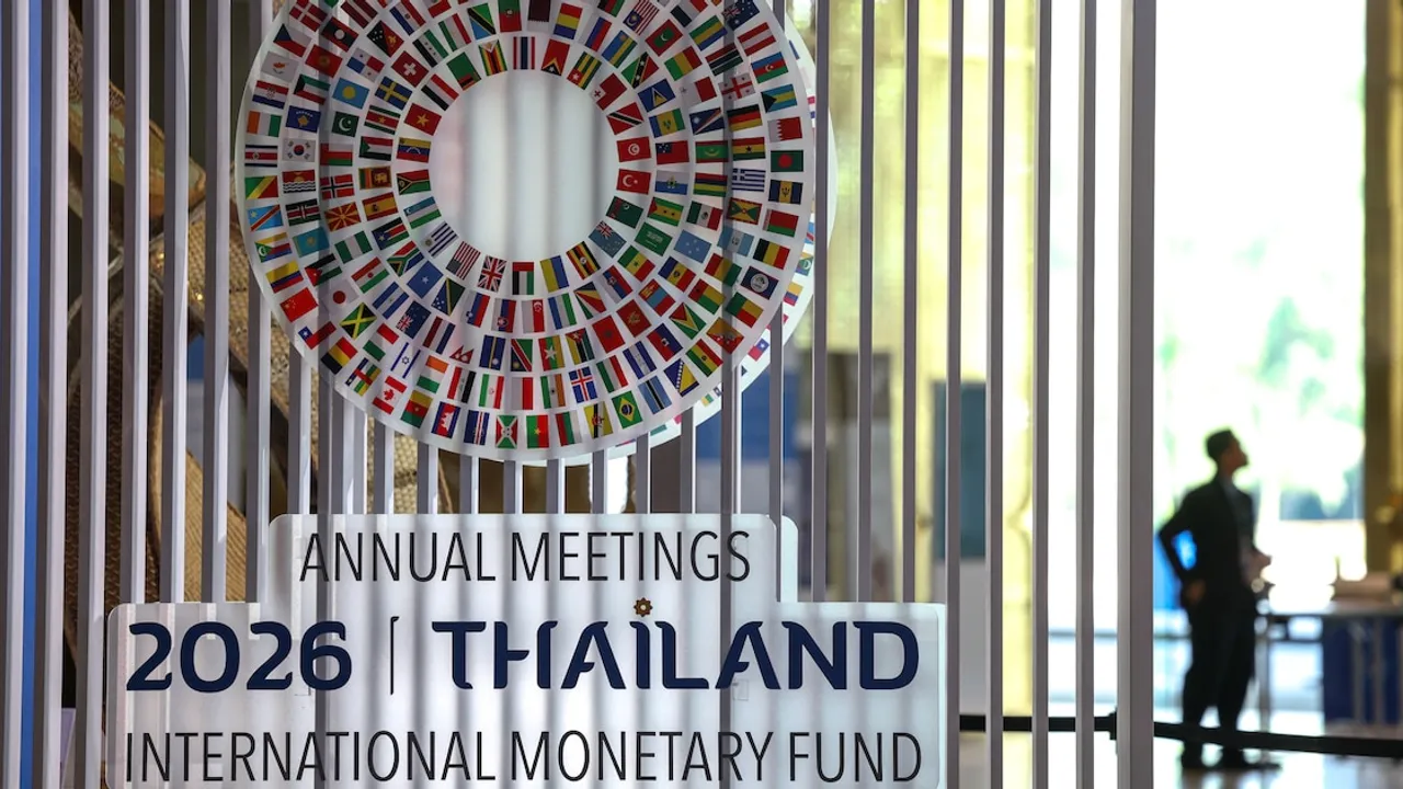 Cartel de la reunión anual 2026 del Fondo Monetario Internacional en Tailandia con una rueda de banderas nacionales.