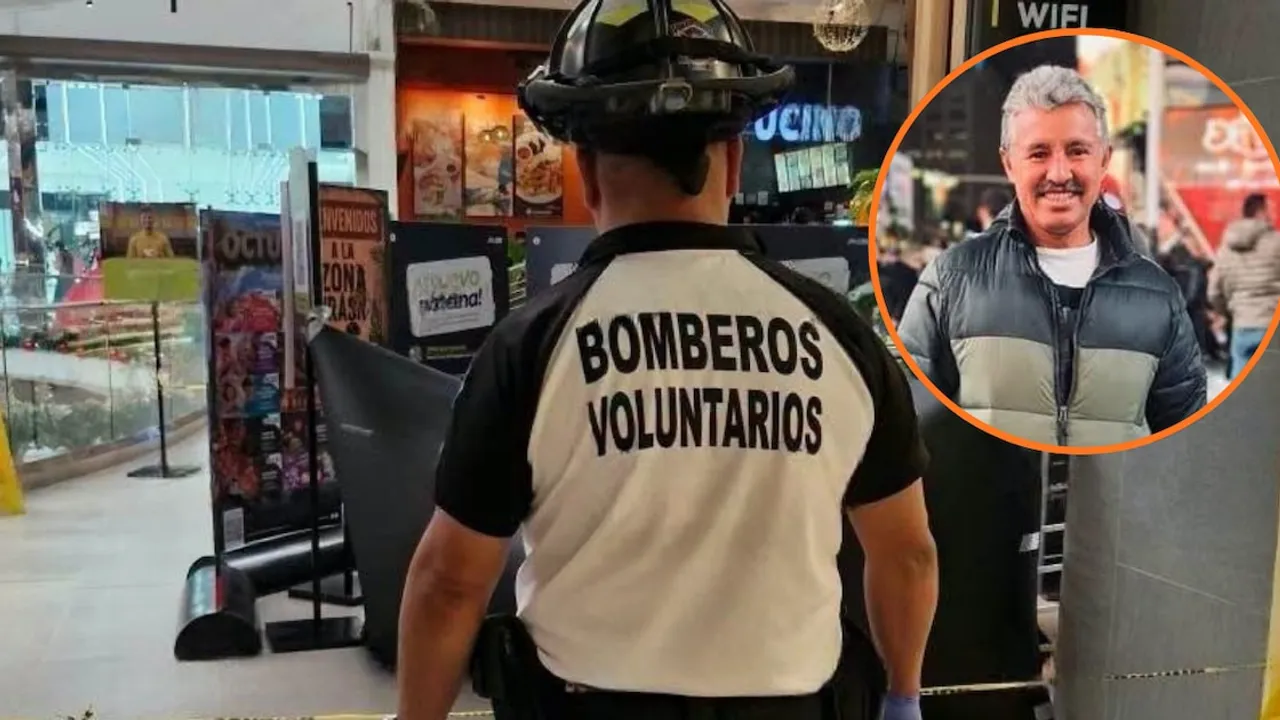 Bombero de espaldas en un centro comercial acordonado junto a un recuadro con la fotografía de un hombre sonriente.