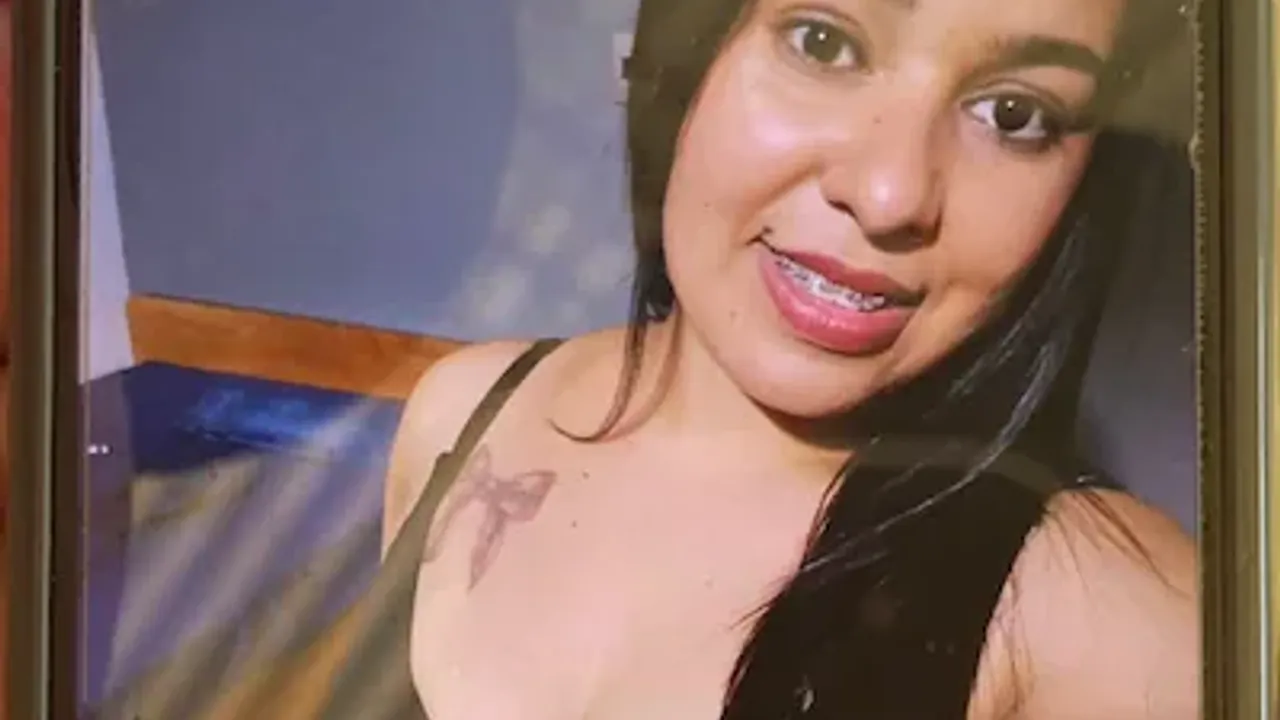 Fotografía de Rebeca Martínez Aricaye, sonriendo frente a la cámara con cabello oscuro y blusa sin mangas.