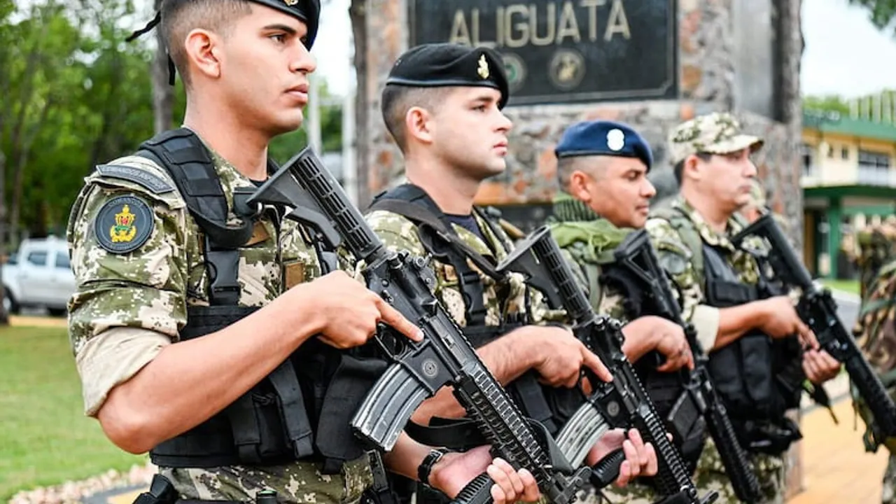 Militares y policías uniformados sostienen fusiles tácticos en formación durante una ceremonia al aire libre.