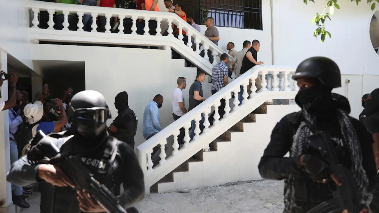 Agentes armados con cascos y pasamontañas custodian una escalera exterior por donde descienden varios civiles.