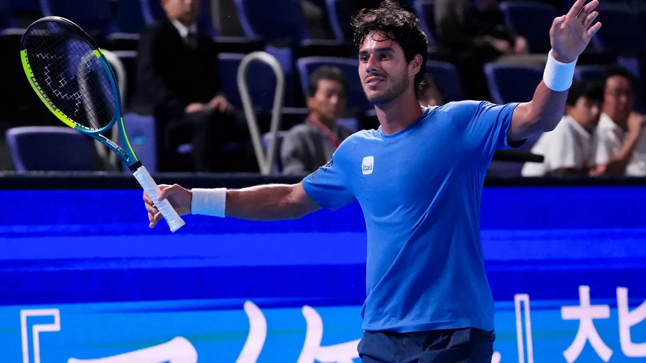 El tenista Daniel Vallejo saluda sonriente con la raqueta en mano tras ganar en la cancha del torneo de Tokio.