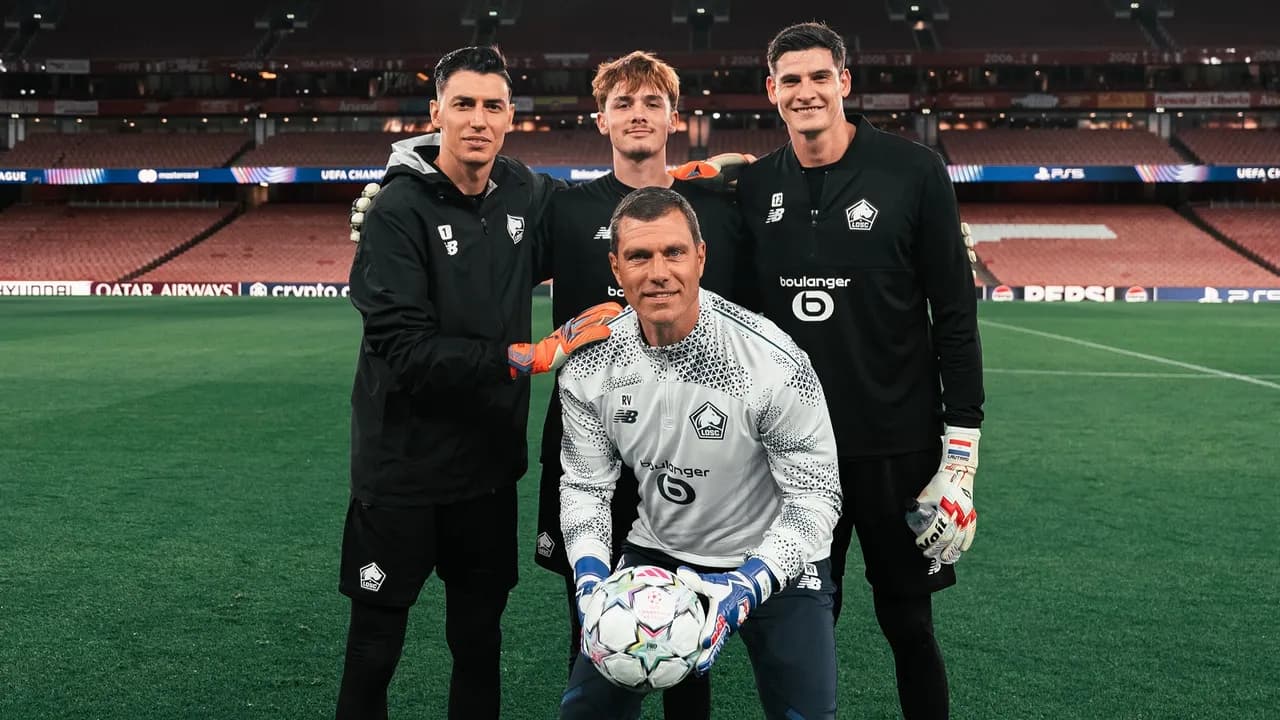 Cuatro integrantes del equipo de arqueros del Lille posan en el campo de juego junto a un balón
