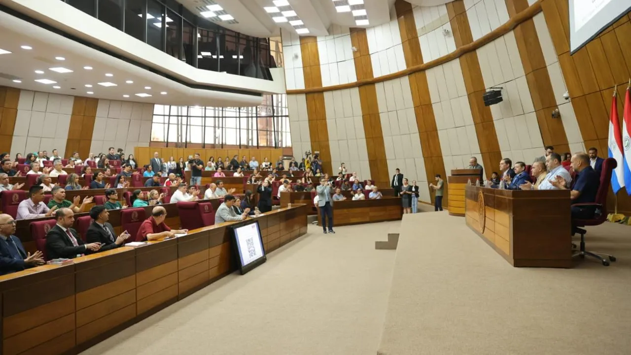 Mesa directiva y legisladores reunidos en el salón de sesiones de la Cámara de Senadores durante un acto oficial.
