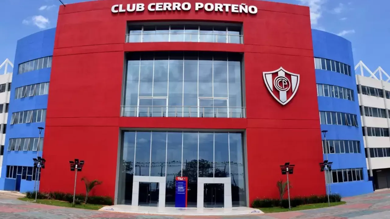 Fachada principal del Club Cerro Porteño con estructura roja, ventanales de vidrio y el escudo oficial del club.