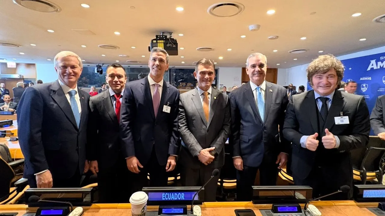 Varios mandatarios de América Latina con trajes formales posan juntos de pie en una sala de conferencias de la ONU.