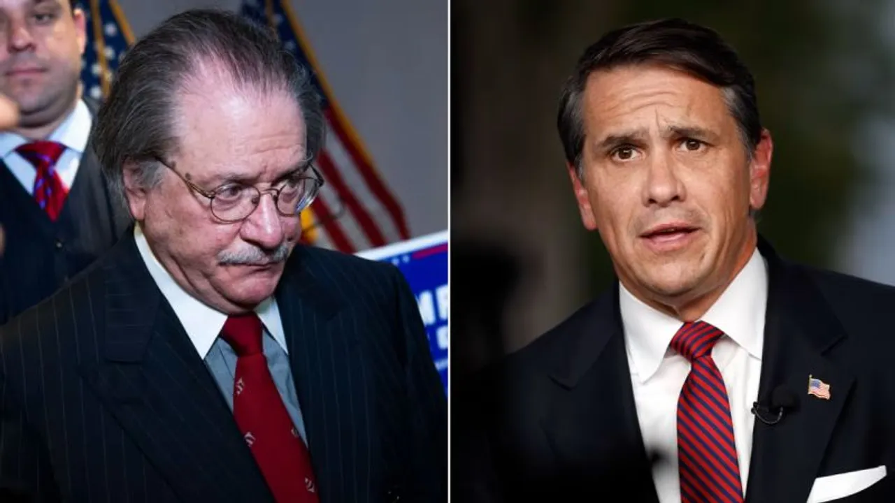 Joe diGenova a la izquierda y Todd Blanche a la derecha vistiendo traje oscuro y corbata ante micrófonos.