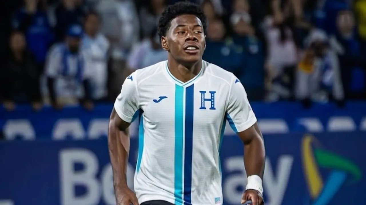 Dereck Moncada corre durante un partido con la camiseta blanca de la selección de fútbol de Honduras.