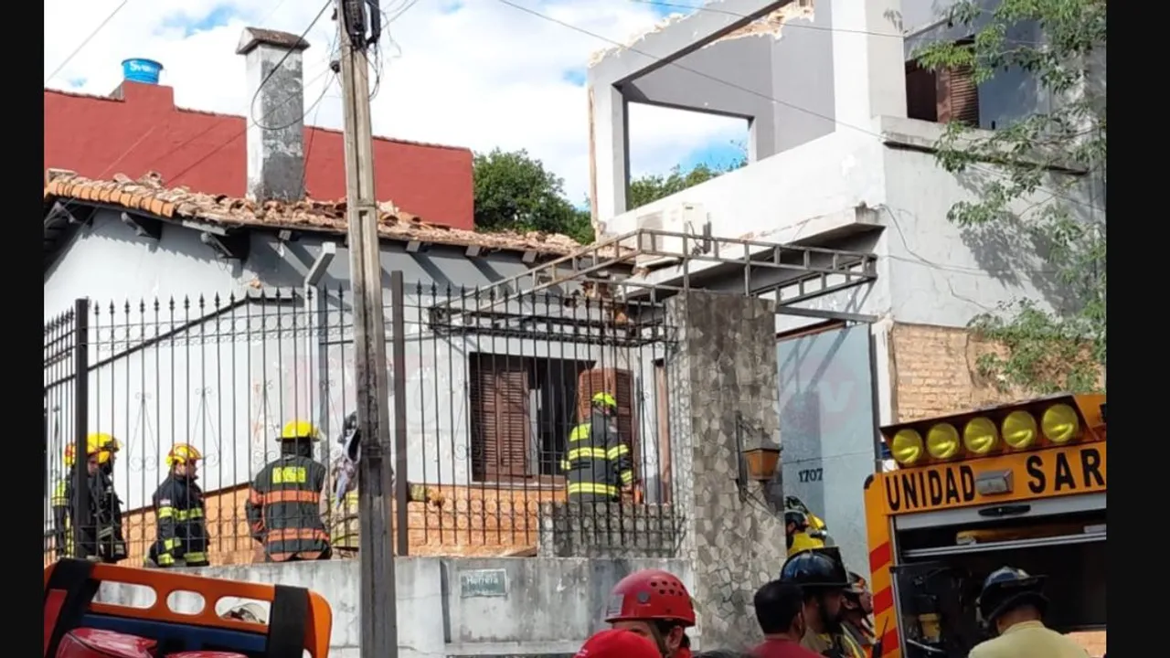 Un muerto y un atrapado tras el colapso de una vivienda en obras en Asunción