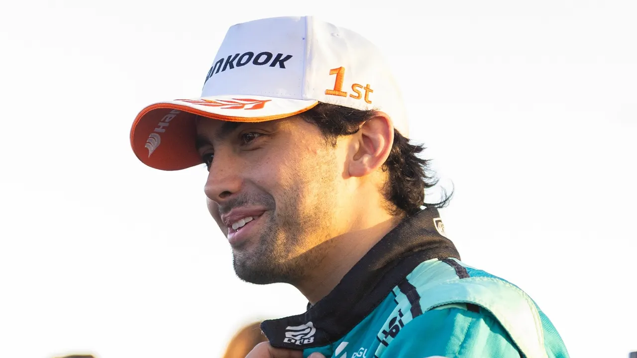 Diego Domínguez Bejarano con gorra blanca y naranja sonríe de perfil con buzo de competición.