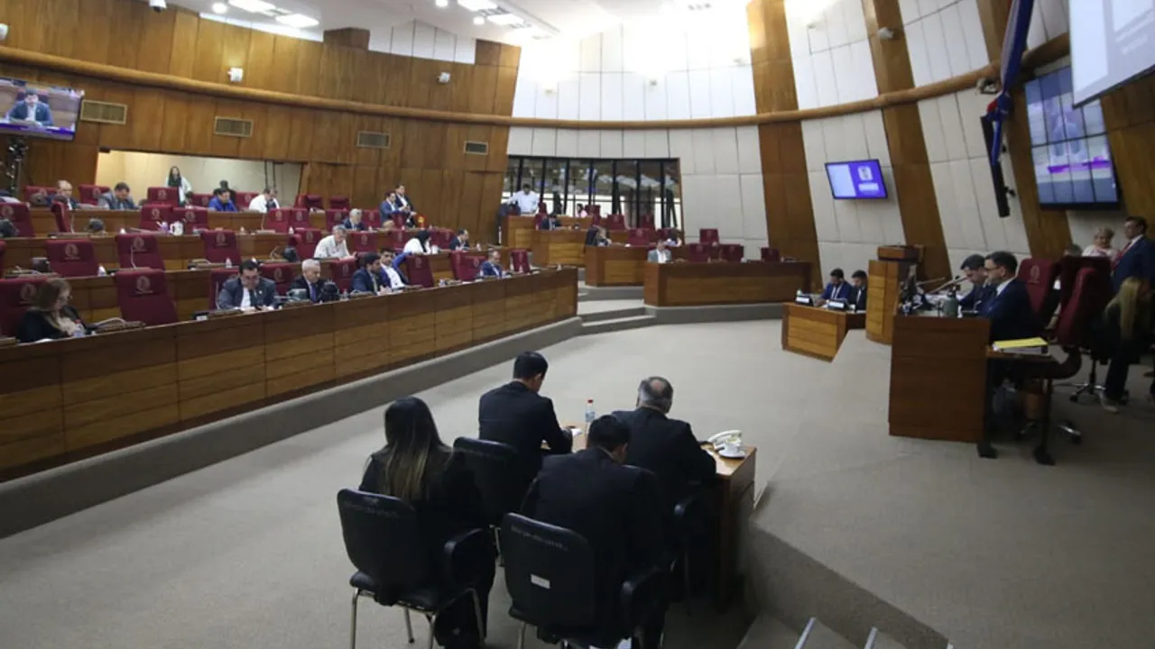 Legisladores reunidos en sus bancas durante una sesión plenaria en la sala de la Cámara de Diputados.